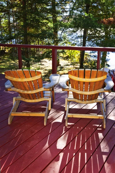 Bos cottage dek en stoelen — Stockfoto