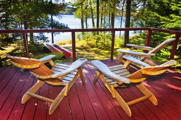 Chalet forestier terrasse et chaises — Photo