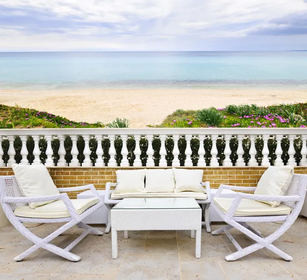 Veranda plaj manzarası ile — Stok fotoğraf