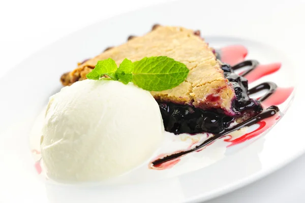 Borůvkový koláč a zmrzlinu — Stock fotografie