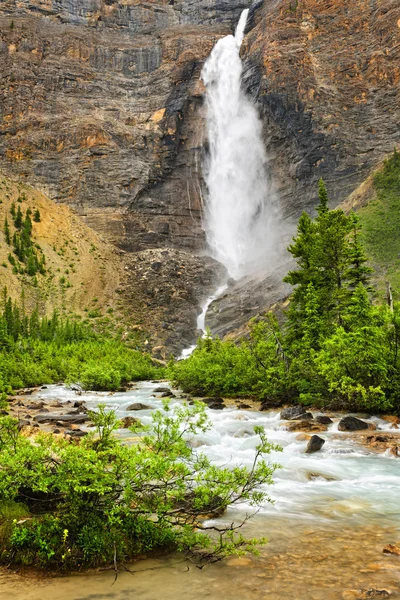 Cascada de Takakkaw Falls en el Parque Nacional Yoho, Canadá — Foto de Stock