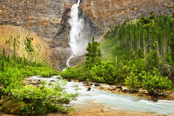 塔卡考瀑布 yoho 国家公园，加拿大的瀑布 — 图库照片