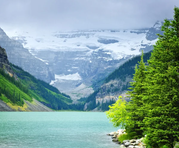 Lago Louise con montañas — Foto de Stock