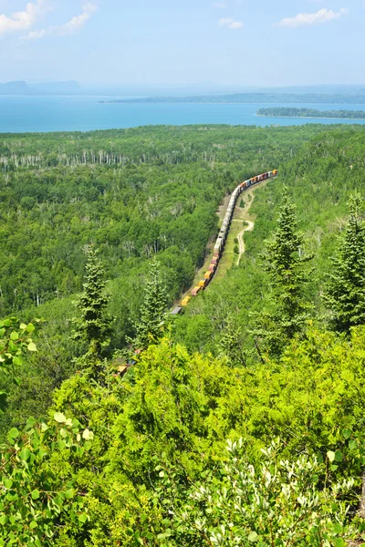 Поезд проходит через северную Канаду Онтарио — стоковое фото