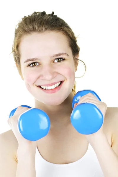 Glückliches aktives Mädchen, das mit Gewichten trainiert — Stockfoto