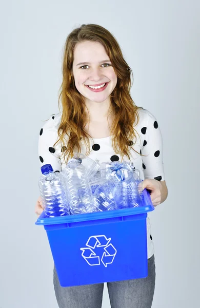 Молодая женщина с коробкой для переработки — стоковое фото