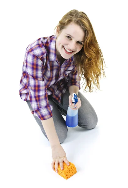 Молодая женщина моет пол — стоковое фото