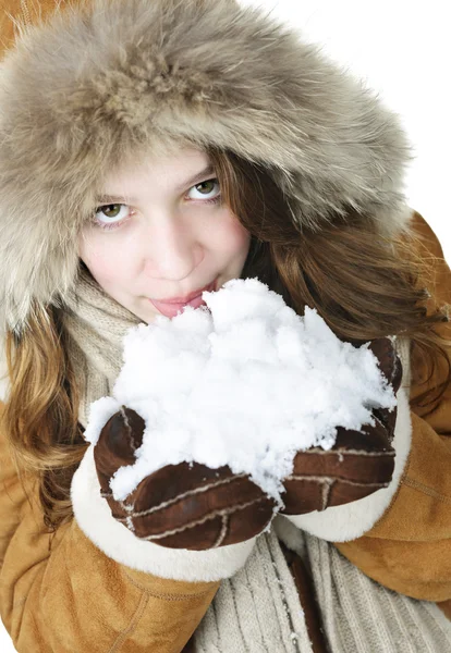 Lekfull vintern flicka anläggning snö — Stockfoto