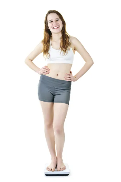 Zdravá mladá dívka stojící na koupelna měřítku — Stock fotografie