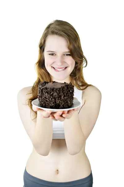 Chica joven sosteniendo pastel de chocolate — Foto de Stock