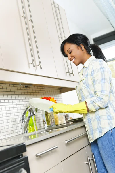 Молодая женщина моет посуду — стоковое фото