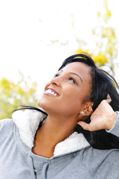 Sorrindo jovem mulher ao ar livre olhando para cima — Fotografia de Stock