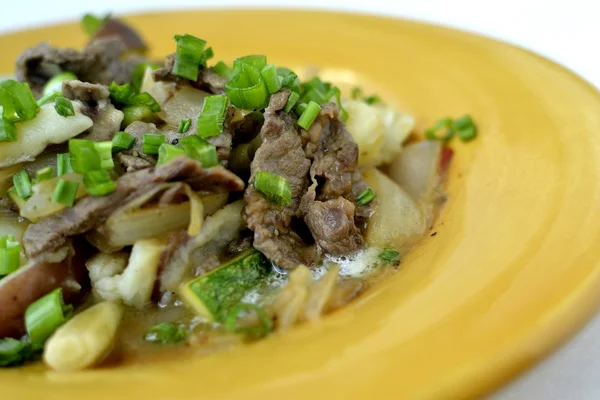 Nötkött och potatis plattan — Stockfoto