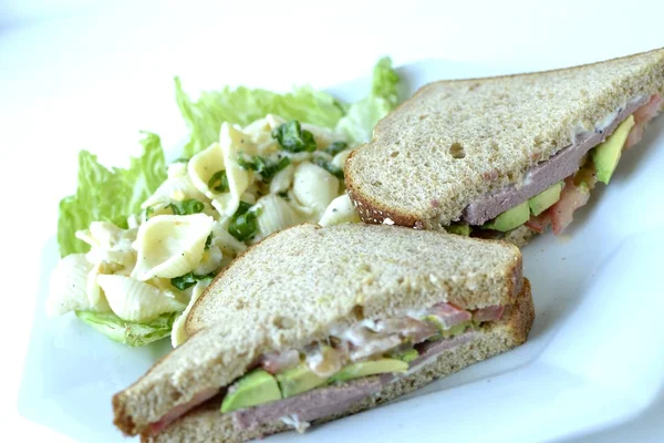 Jitrnice sendvič/Těstovinový salát — Stock fotografie