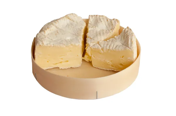 Кусочки сыра Камамбер в деревянной коробке, изолированные — стоковое фото