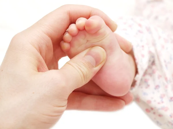 Massage des pieds de bébé — Photo