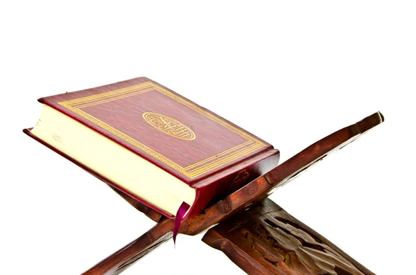 Священний Коран ізольований на білому тлі — стокове фото