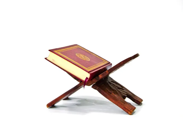 Święty Koran na białym tle — Zdjęcie stockowe