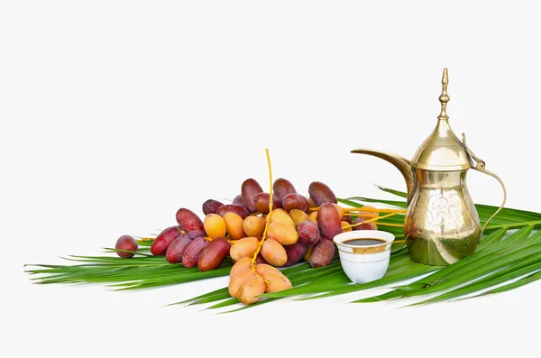 Arabische koffiepot met datum vruchten — Stockfoto