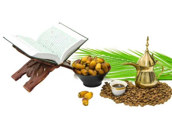 Священный Коран и арабский кофе с фруктами — стоковое фото