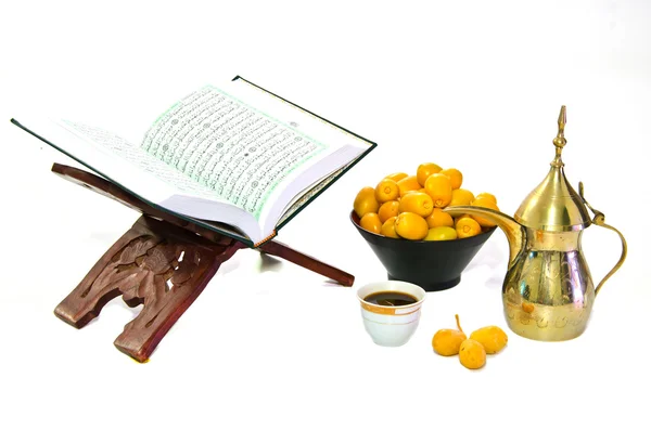 O Alcorão Sagrado e Café Árabe com frutas da data — Fotografia de Stock