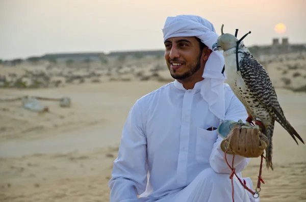 Arabische man dragen falcon — Stockfoto
