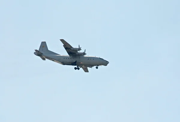 Самолет Ан-12 в полете — стоковое фото