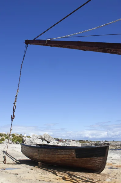 Barco de madeira atracado pelo mar — Fotografia de Stock