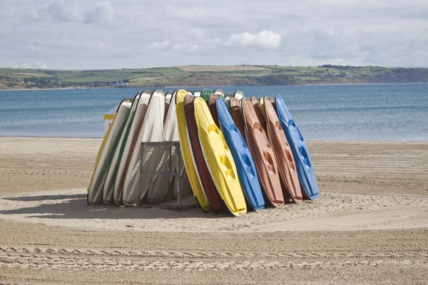 Каяки встали на пляжі — стокове фото