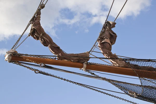 Schiffe verbeugen sich mit Takelage und Netzen — Stockfoto