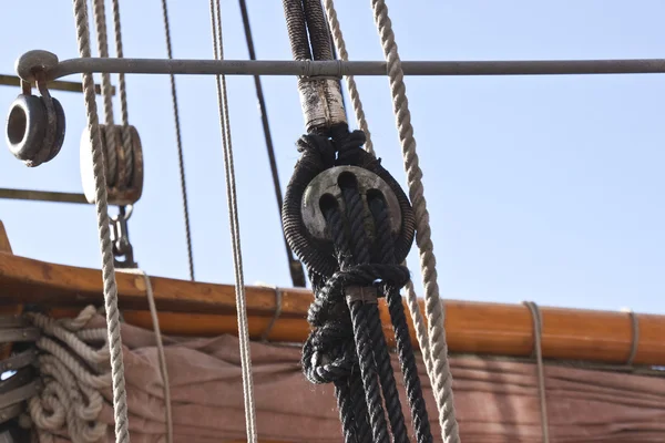 The ships rigging and winch — Stock Photo, Image