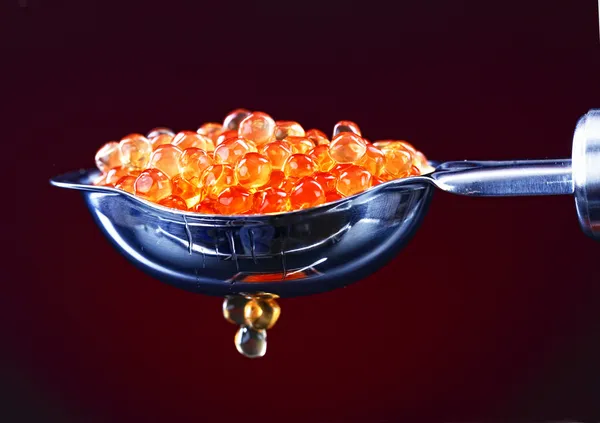 Caviar de espécies de peixe de esturjão - o granular vermelho — Fotografia de Stock
