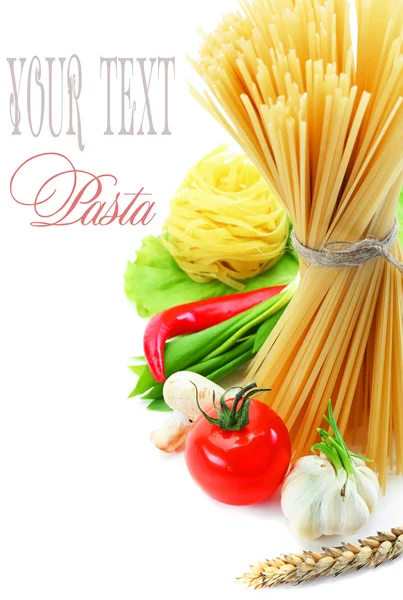 Pasta sobre la mesa e ingredientes de verduras —  Fotos de Stock