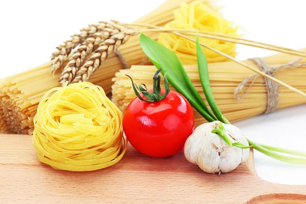 Pasta på bordet och ingredienser från grönsaker — Stockfoto