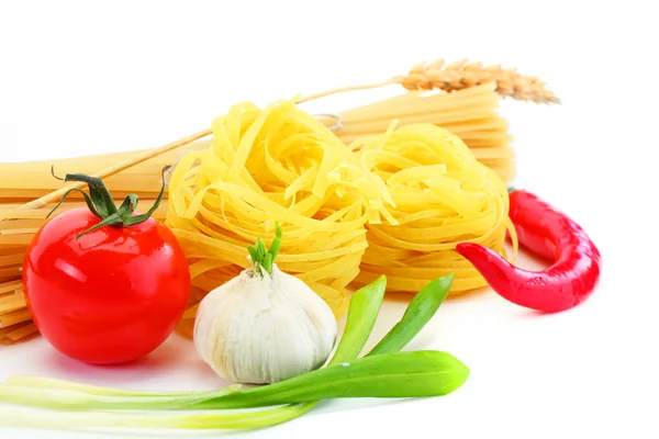 Pasta sobre la mesa e ingredientes de verduras — Foto de Stock