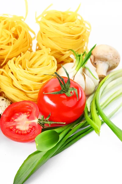 Pasta sobre la mesa e ingredientes de verduras — Foto de Stock