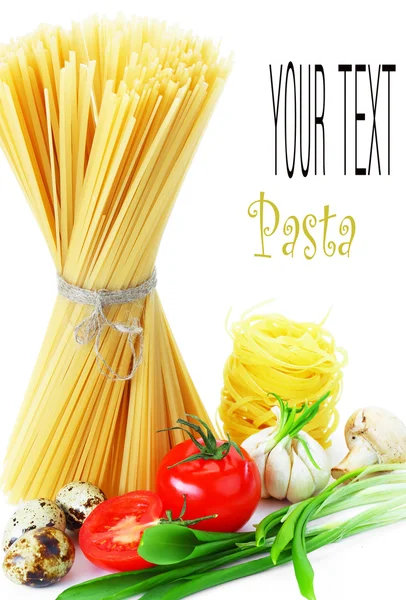 Pasta på bordet och ingredienser från grönsaker — Stockfoto