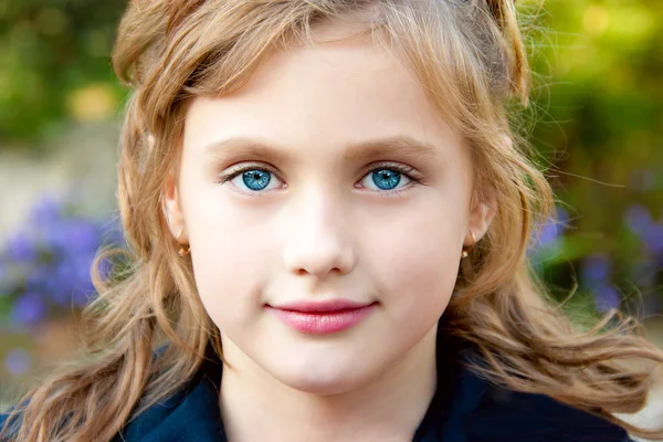 Πορτρέτο του ένα όμορφο μικρό κορίτσι — Φωτογραφία Αρχείου