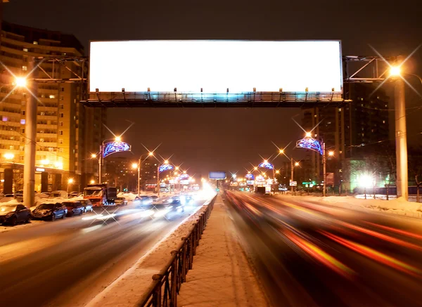 Lichtwerbetafel auf der nächtlichen Straße von Sankt-Peterburg Stockbild