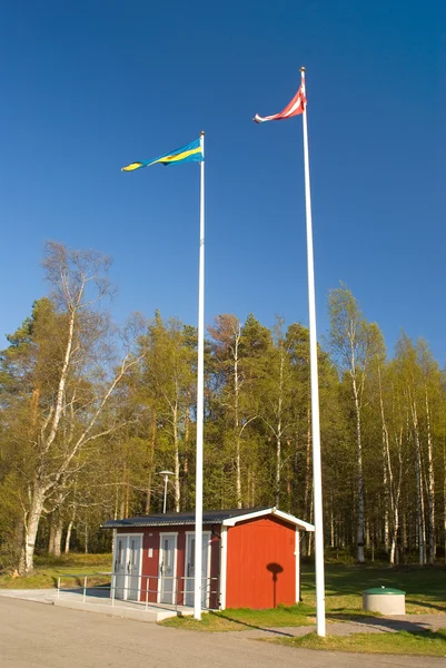 Parkın arka planda, İsveç ve Danimarka bayrağı — Stok fotoğraf