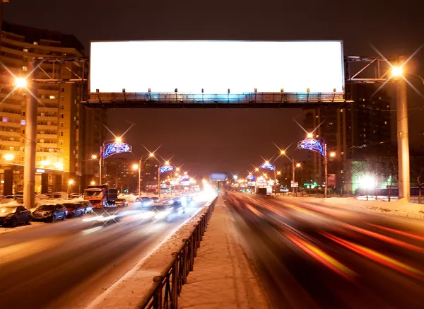 Ljus billboard på night street i sankt petersburg — Stockfoto