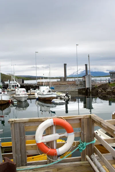 Rustige haven met boten in de Noorse zee. — Stockfoto