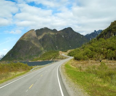 Norveç dağlarında yol