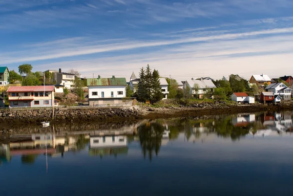 Норвежская деревня Svolvaer находится на Лофотене — стоковое фото