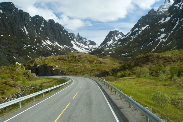 Strada per le montagne norvegesi Immagine Stock