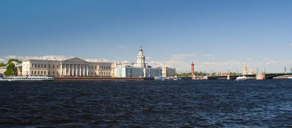 Панорама набережной Невы в Санкт-Петербурге — стоковое фото