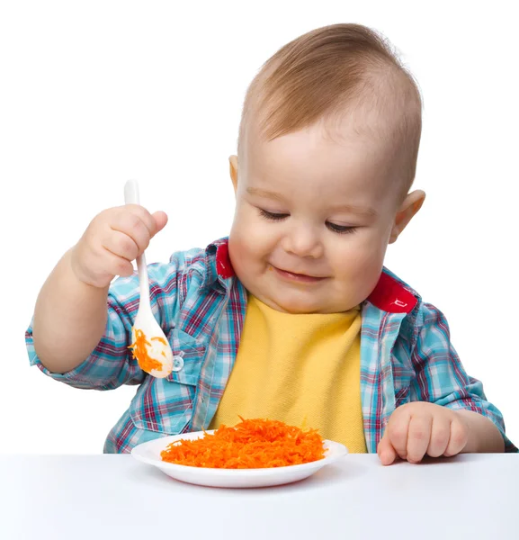 Χαριτωμένο μικρό αγόρι παίζει με σαλάτα καρότο — Φωτογραφία Αρχείου