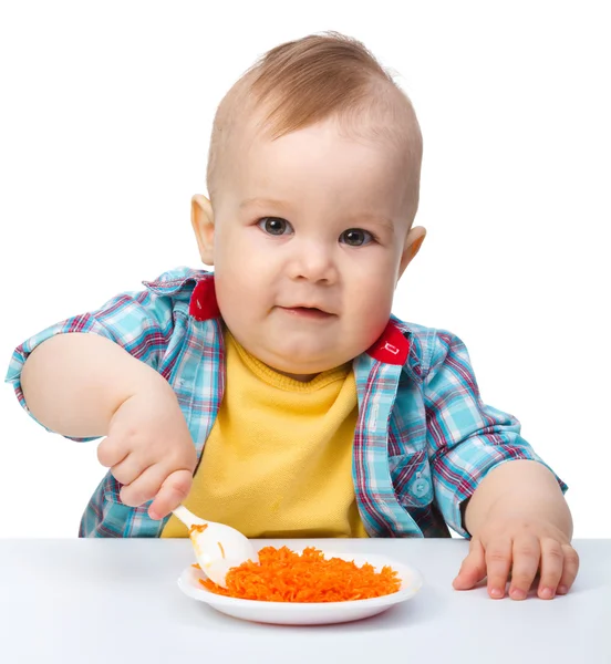 かわいい男の子はニンジンのサラダで遊んでいます。 — ストック写真