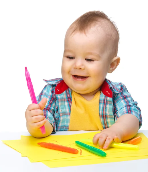 快乐的小男孩在玩彩色标记 — 图库照片