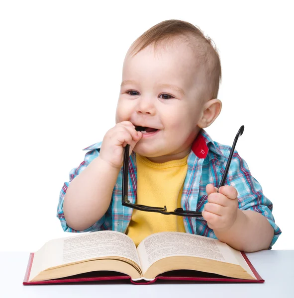 Małe dziecko grać z książki i okulary — Zdjęcie stockowe